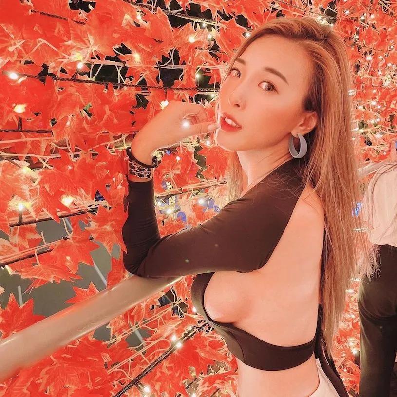 神到了！梦幻圣诞树前「超凶南半球正妹」，「火辣乳量」辣到让人喷火！-小湿妹图(9)