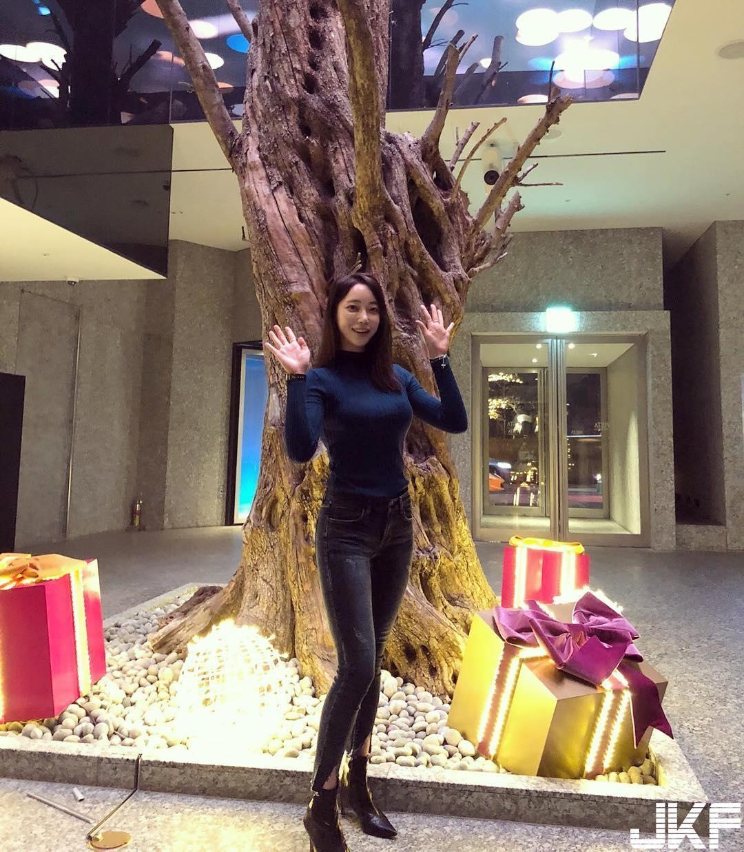 柔软度够好！瑜珈正妹衣服紧贴S曲线，逆天长腿「一字马下劈」完美乍现！(14)