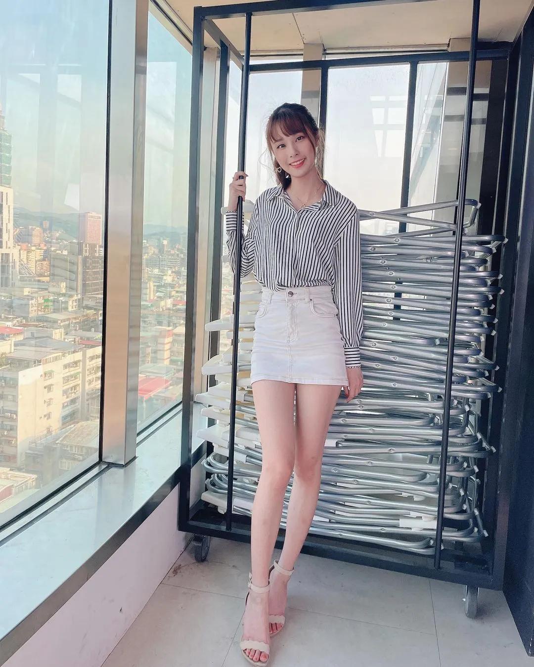 中路单挑！爱打LOL的电玩女神「泥泥汝」，白皙美腿比例太优了！(6)