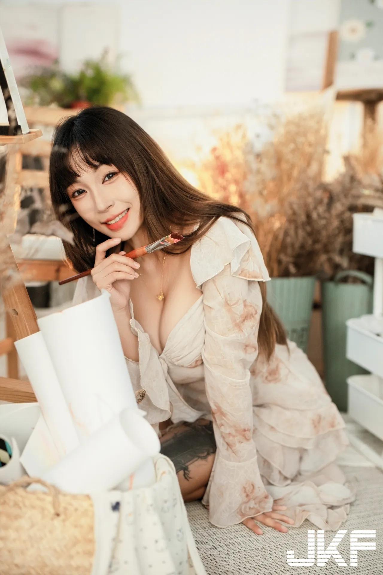 气质长发妹「安然」性感火辣的午后！爆乳洋装罩不住两座山峰溢出！(76)