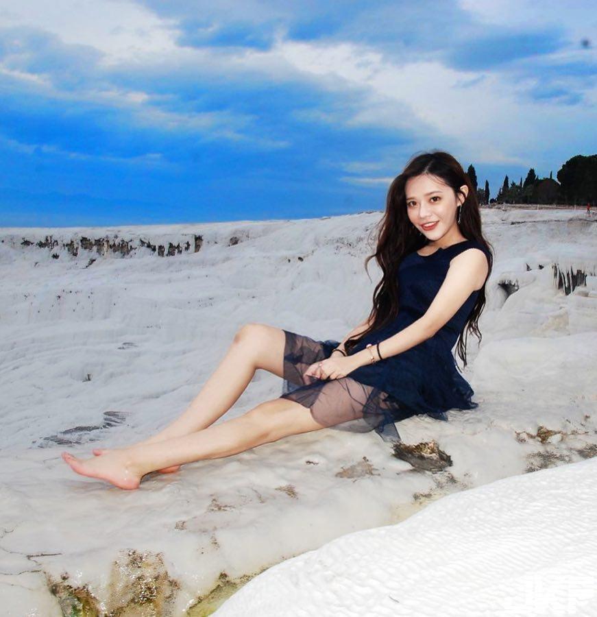 美瞳与巨峰的媚惑！火辣国乐才女「莙莙Queena」性感电力大开，凡直视者必昏！-小湿妹图(5)