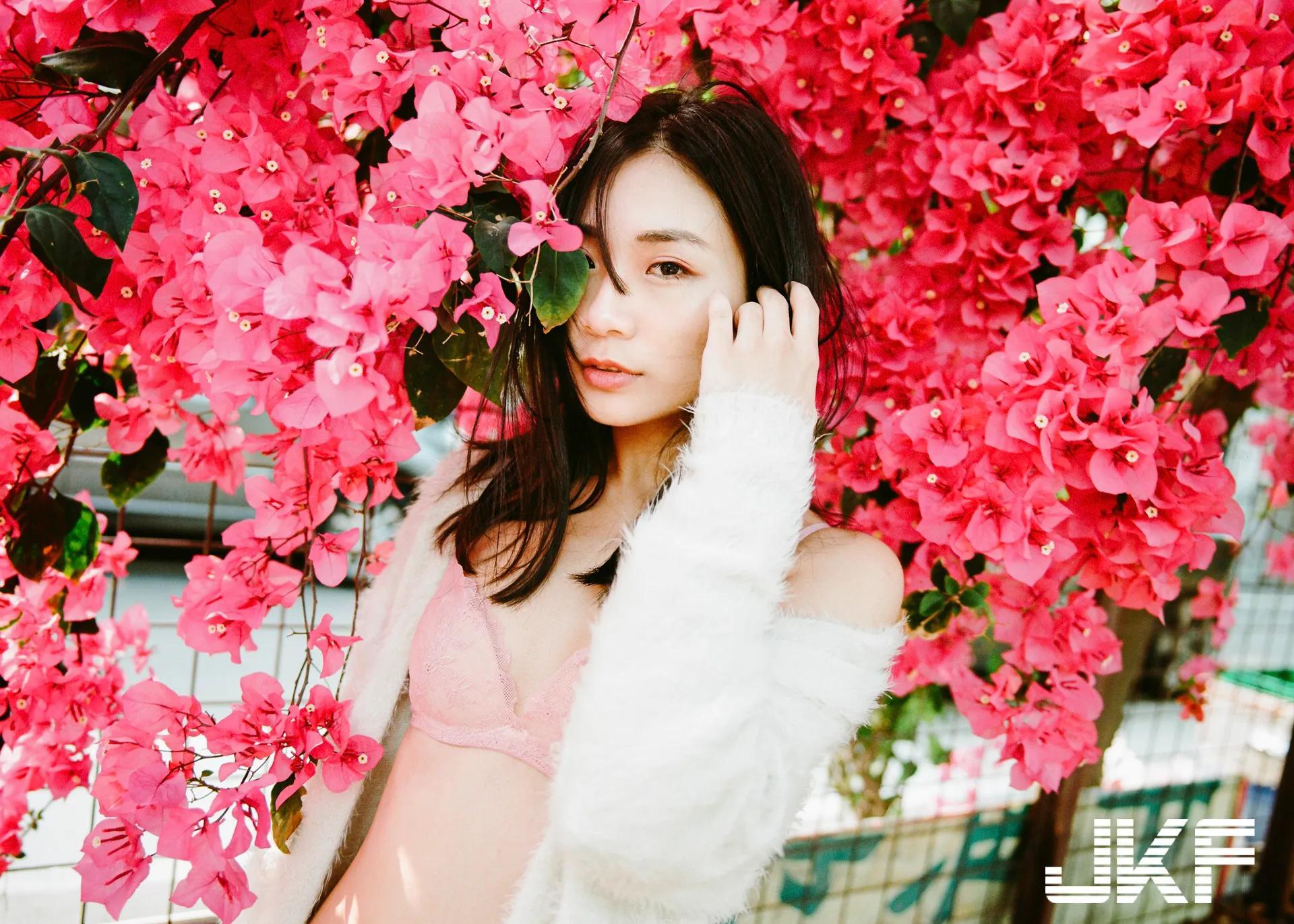 空灵正妹「Hanna憨憨」的户外性感特辑，超火辣「翘臀嫩乳」极致诱惑！(97)