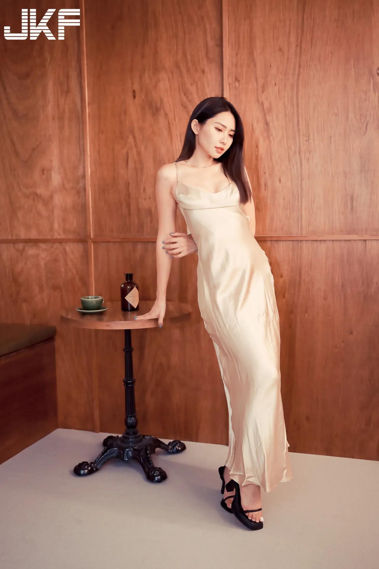 长腿正妹「Misty」洋装设计太性感，「低胸高衩」秀曼妙曲线好犯规(22)