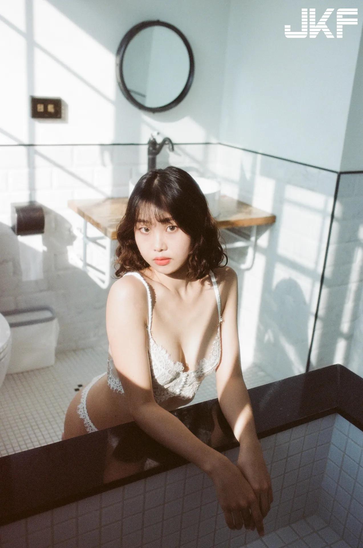 小清新正妹「林忻 Domo」凤眼迷人！青春白皙的「美乳嫩臀」半露好诱惑！(12)