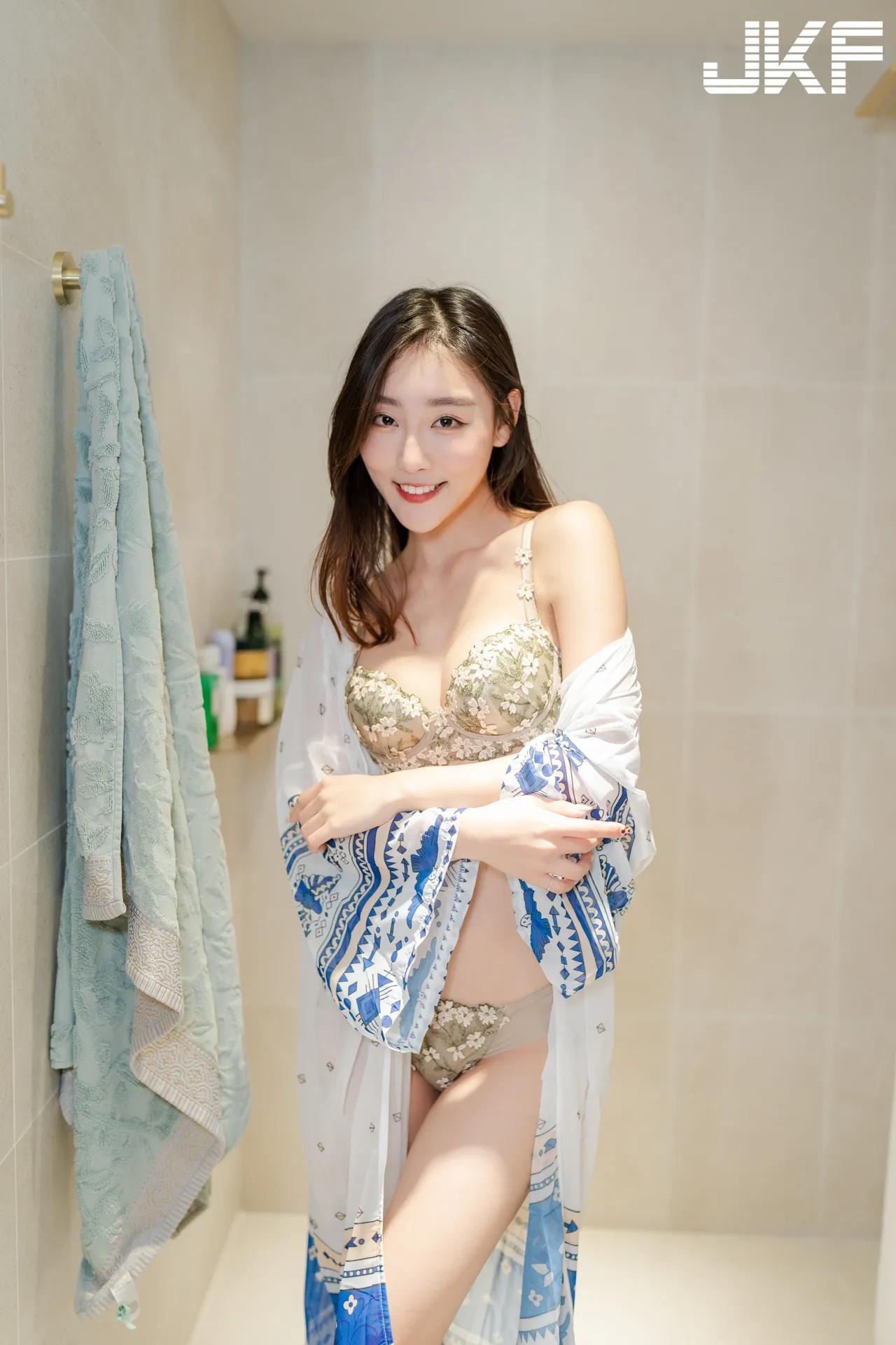 气质正妹「Candy 孟涵」的私密居家纪录！只穿内衣裤展现「曼妙美体」！(15)