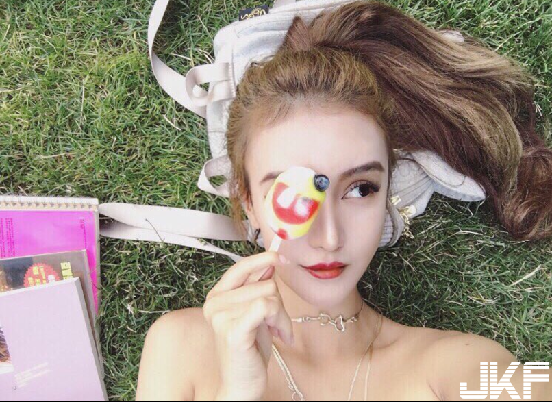 狂乳来袭！「白皙美乳正妹」在纽约跟洋妞们一拚高下！(23)