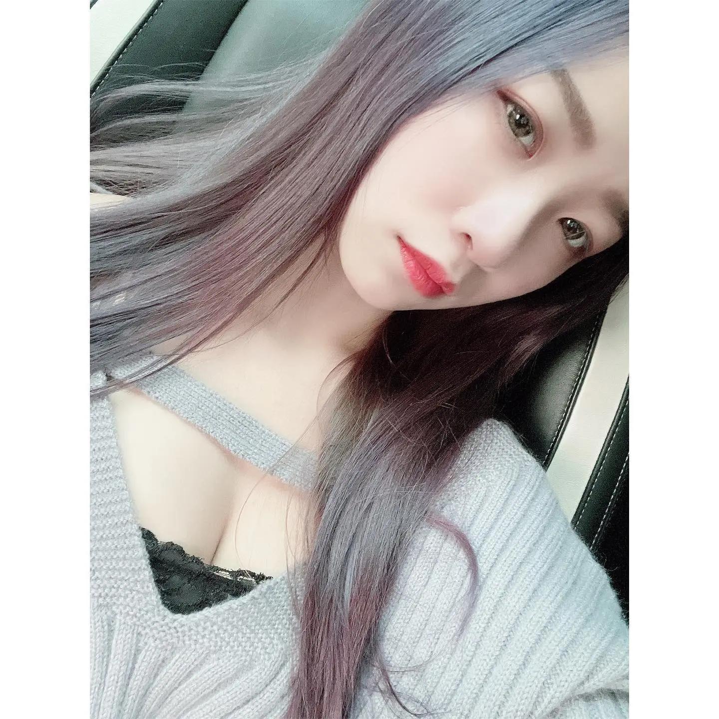 美乳妹「心瑜」性感火辣身材白皙酥胸 让人看了好兴奋.....