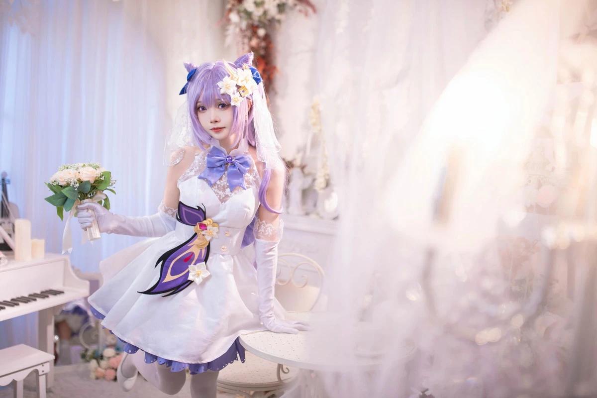 Coser小姐姐艾西Aiwest刻晴花嫁主題性感白色婚紗配白絲襪秀完美身材迷人寫真40P(39)