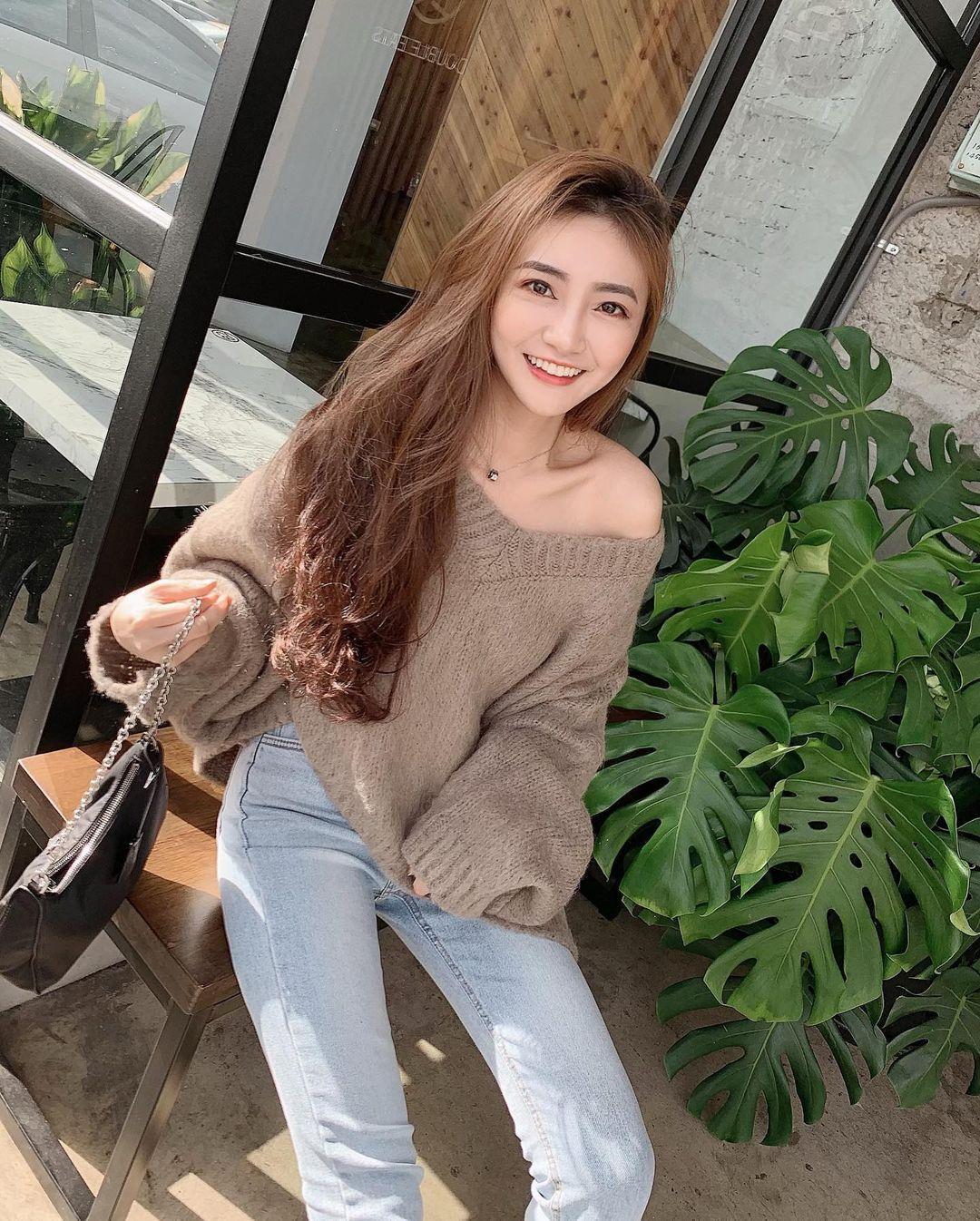 白嫩小姐姐「Yannie Yan」路边放晒「香肩水蛇腰」，玉腿一伸直接扫荡整条街！-小湿妹图(3)