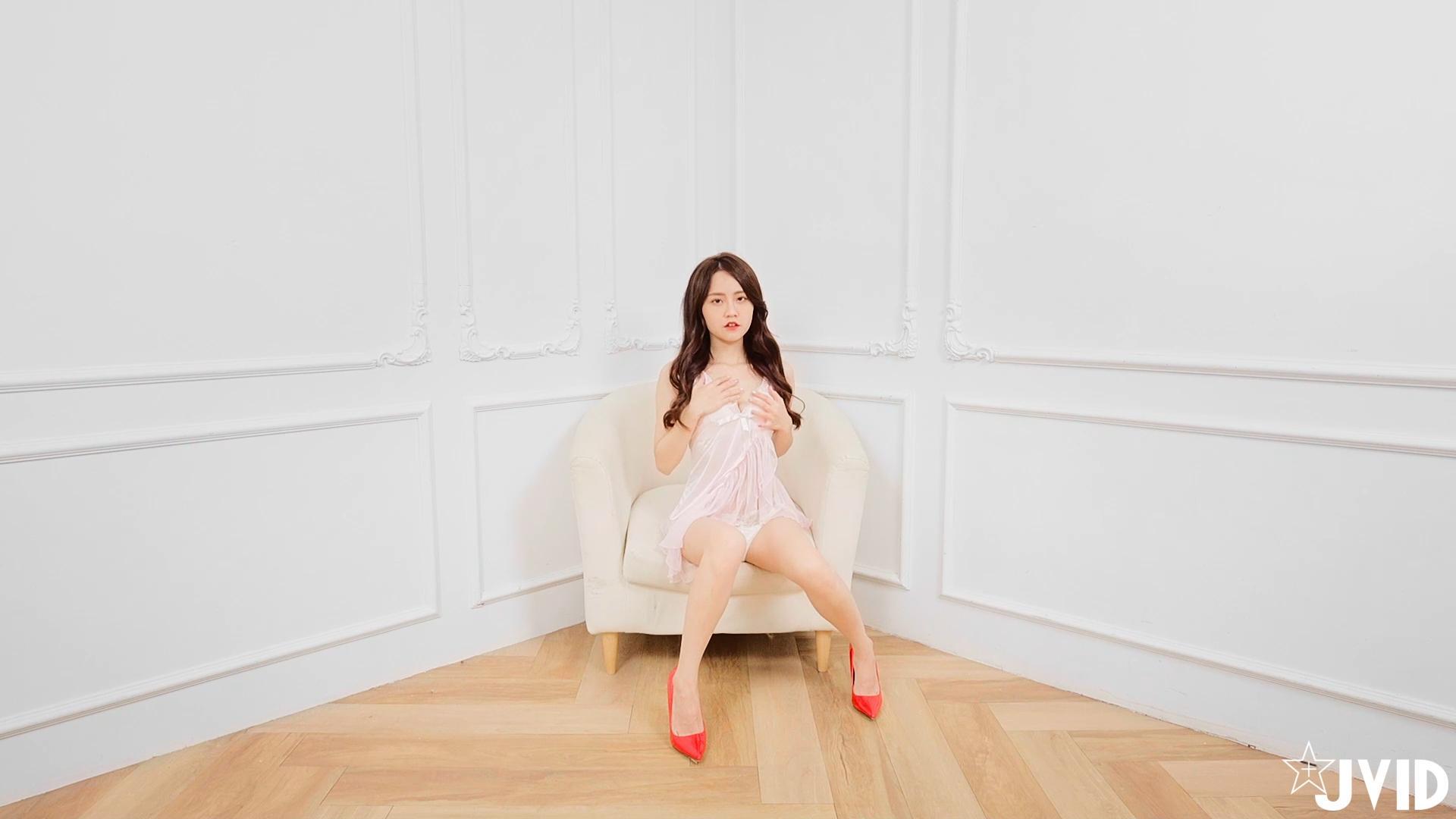 甜美娇羞小只马「MiMi佳佳儿」清纯撩后劲强　可爱萌甜美颜下暗藏风骚欲女魂(43)