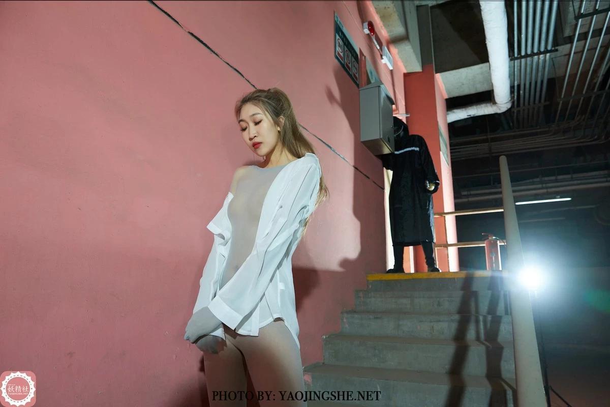 [妖精社]T2119_嫩模蘇偉戶外逃亡主題超薄無內連體肉絲秀惹火身材誘惑寫真41P(11)