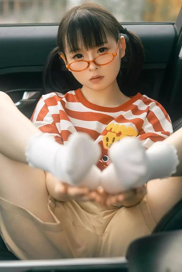 眼镜小可爱幼水铃衣周末郊游SM跳蛋车厢诱惑(2)