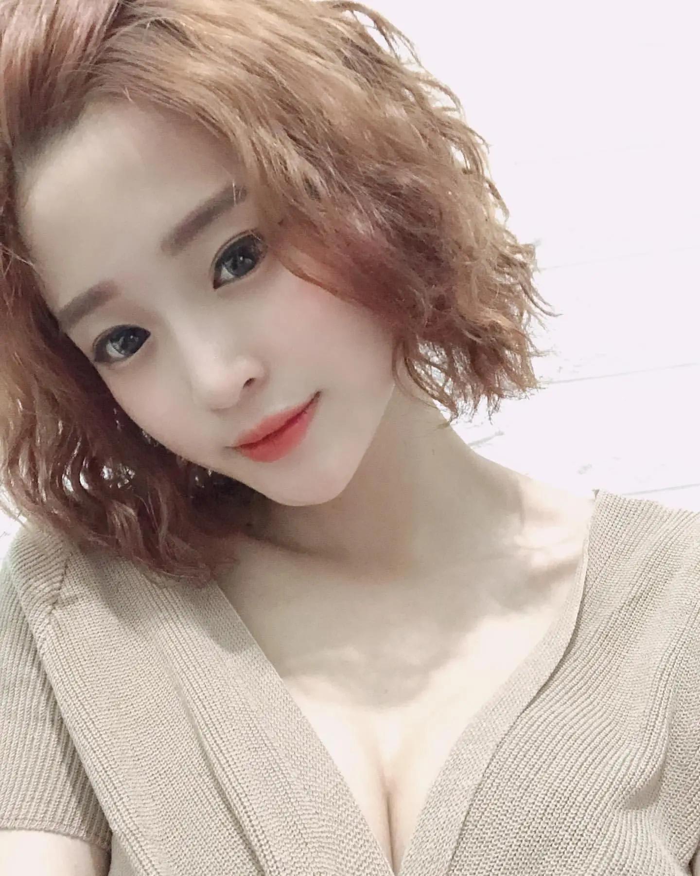 清纯派甜美网拍女模凡凡 摆弄性感姿势让人垂涎三尺(1)