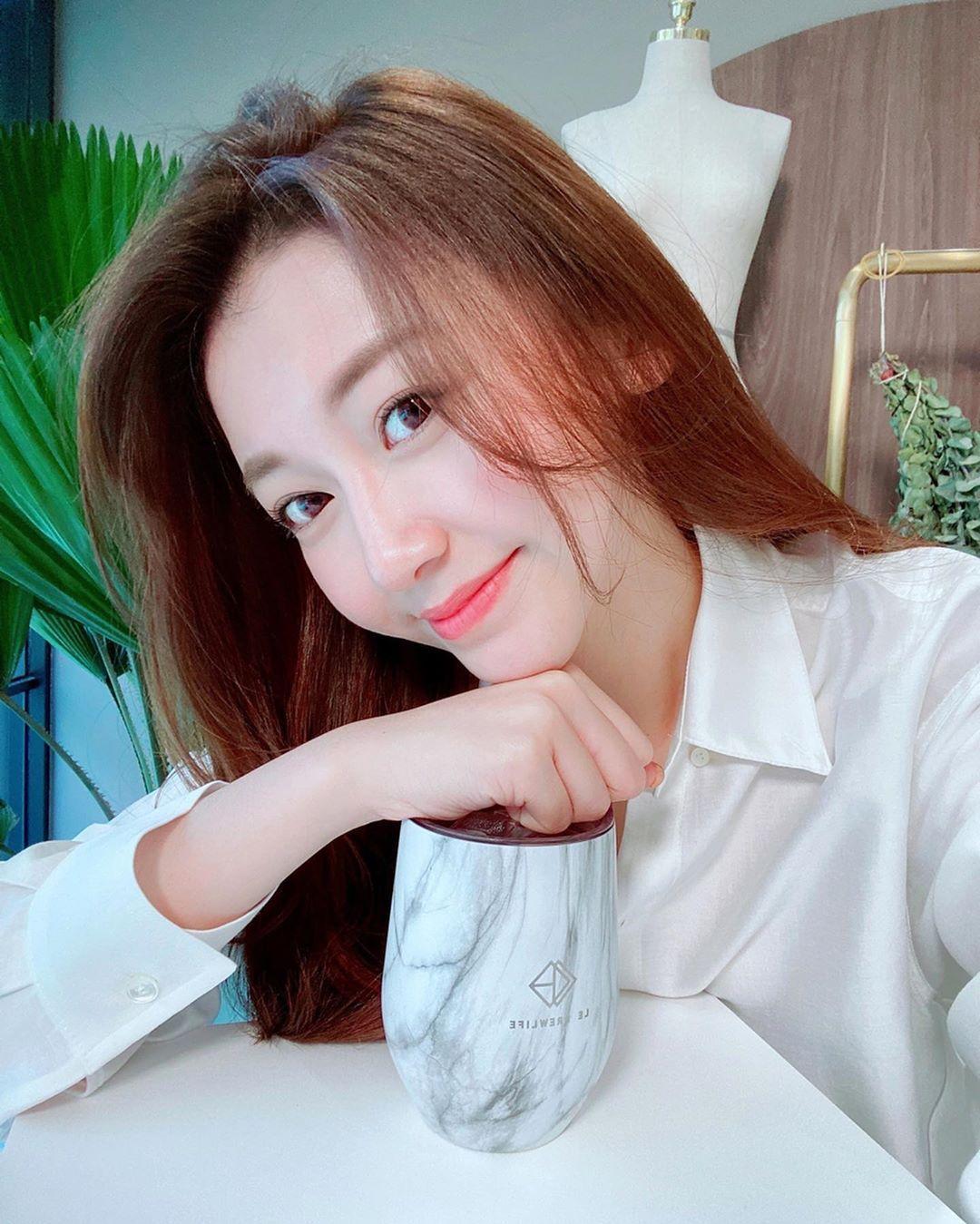 林芷芸 Yunnie(优妮) 灿烂笑容配上修长美腿太正了(5)