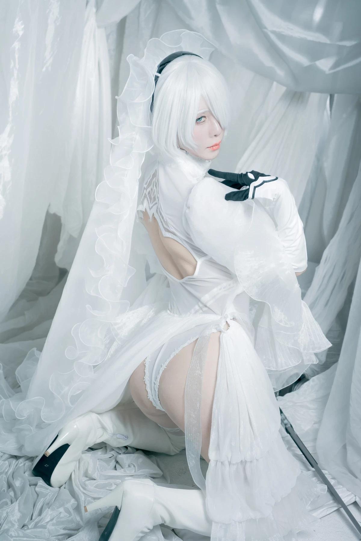 Coser美女零崎沙耶花嫁2B主題戶外性感白色高叉連體衣配白絲襪秀完美身材誘惑寫真100P(84)