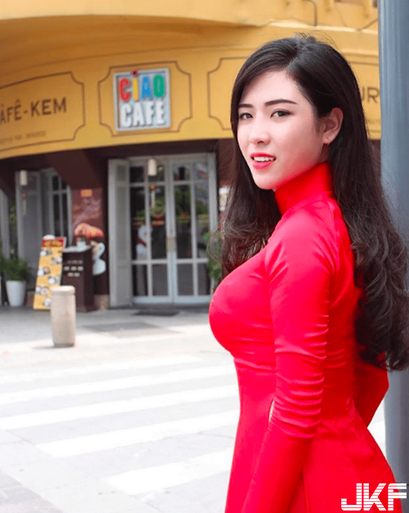 想一起打保！「巨乳汽车业代」白色衬衫「胸前超紧绷」，打保的话会不会炸开呢？(10)