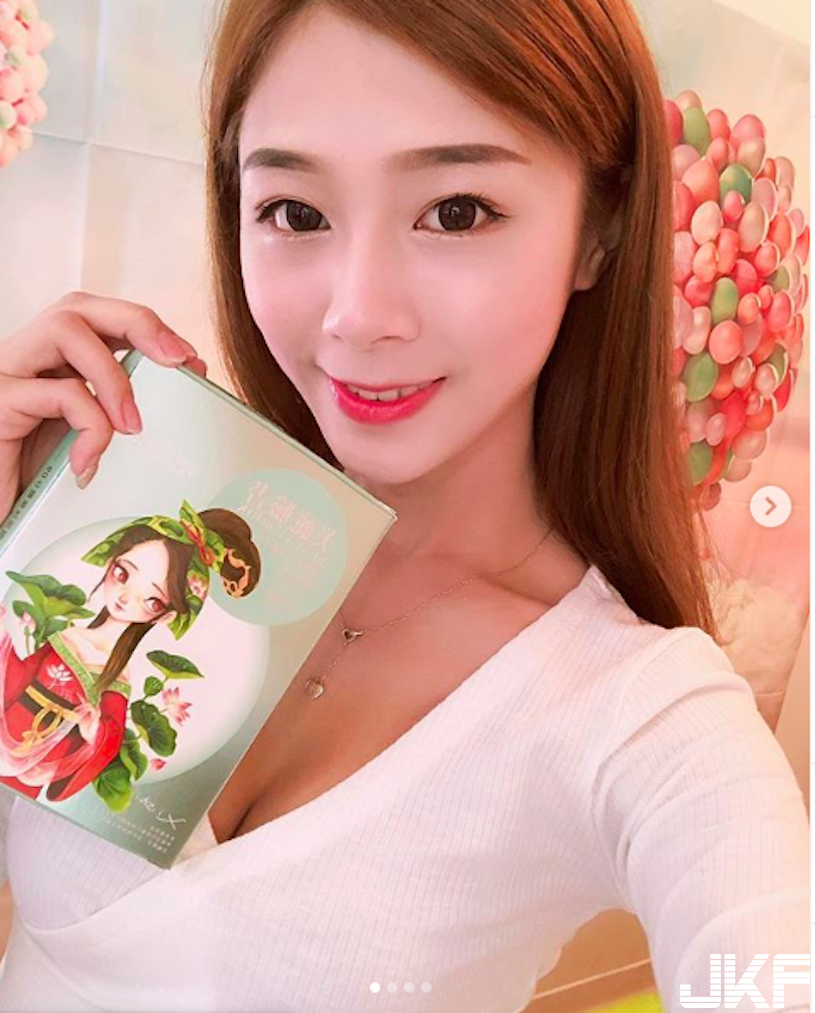 清新正妹「曹媛媛」戴眼镜自拍萌翻了，「超萌脸蛋」充满青春少女感！(11)