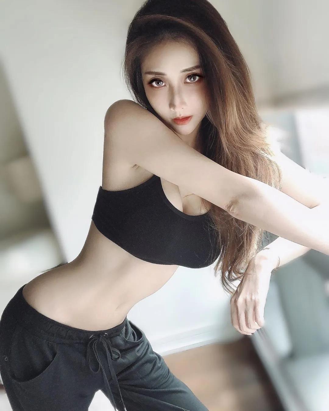 掏出那深不见底的事业线 隽永的画面惹得司机们眼福大饱一顿~Carina Lee(6)