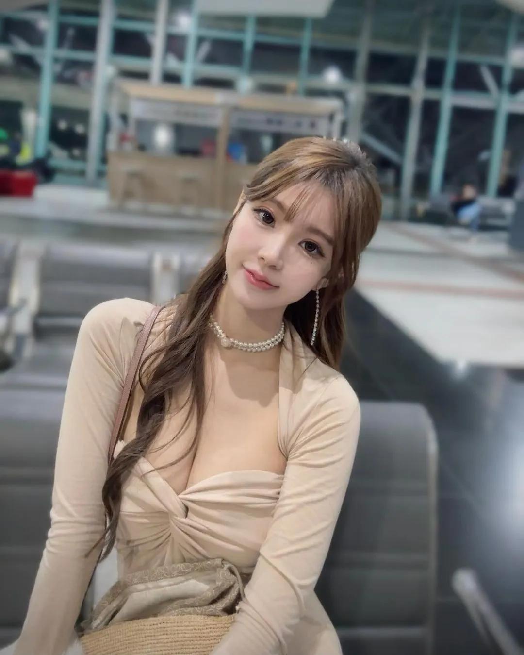 气质女孩「赵采瑄」胸前深沟雪乳大到要溢出(12)