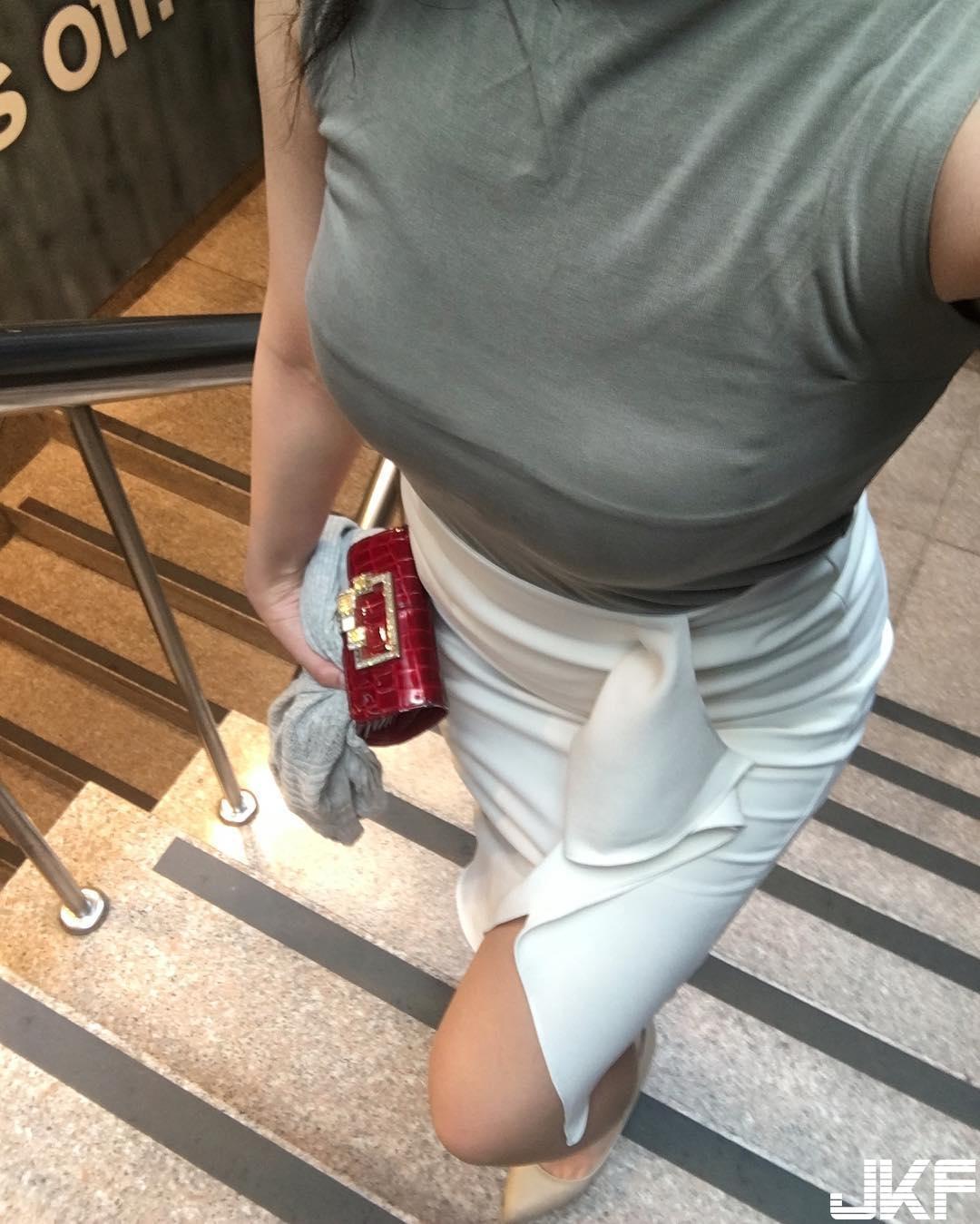 业务姐姐好火辣！饱满大份量把「衬衫撑爆」！胸口扣子随时可能弹开...(11)