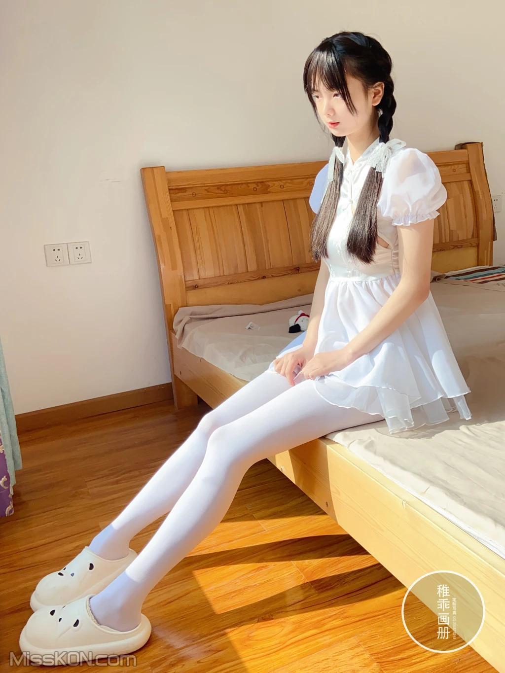 Coser@稚乖画册: 夜夜 嬉戏 80d白丝 (74 photos )(69)