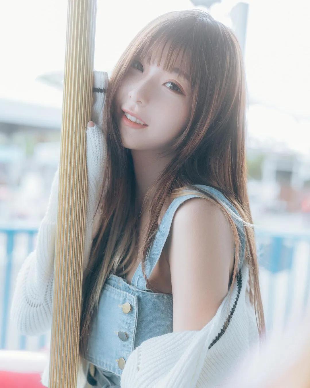 「言言 小刺猬」白皙酥胸好性感 深沟看了难承受(10)