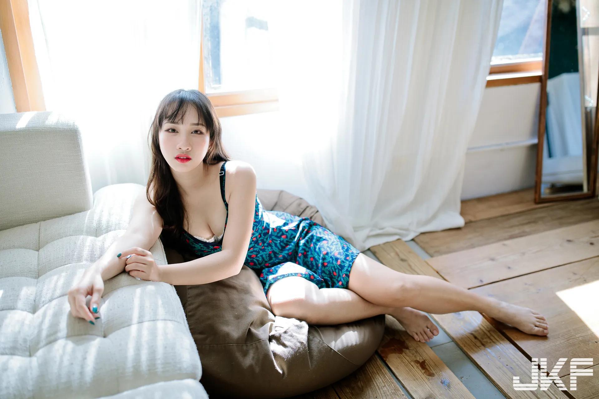 极致年轻白皙肉体「岑晴晴sunny」，让人会晕船的清新女友感(1)