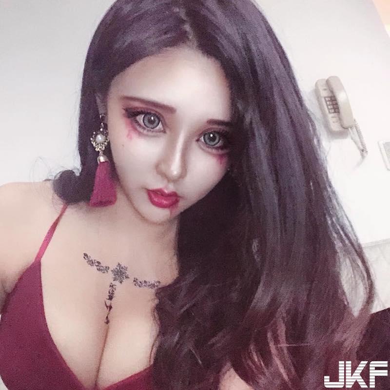 甜美喵喵出没～Iris恩儿化身「性感小猫咪」，娃娃脸和「发育完熟」身形让人好想养！(8)