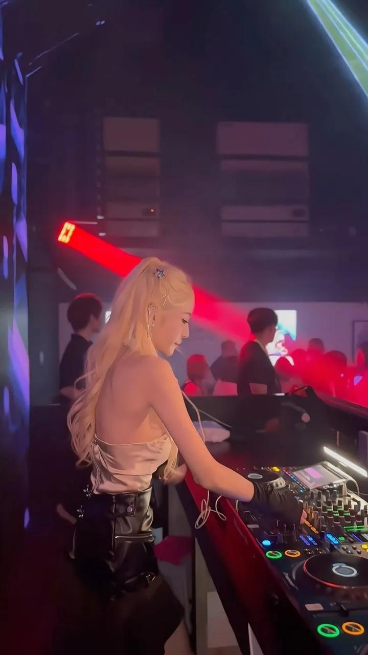 长腿嫩妹「DJ XIN 李小星」满到要溢出来白皙美乳(25)