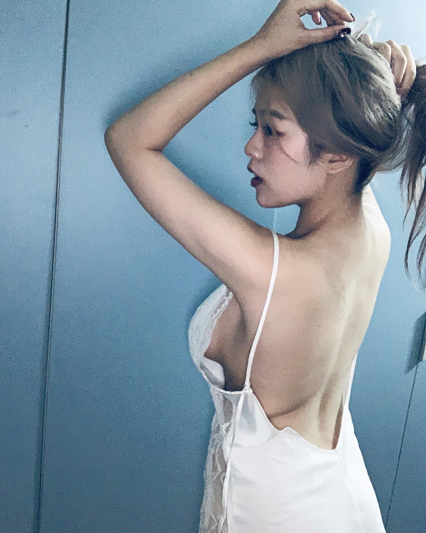 缇芝大方展露超深乳沟让人看了心痒痒(15)