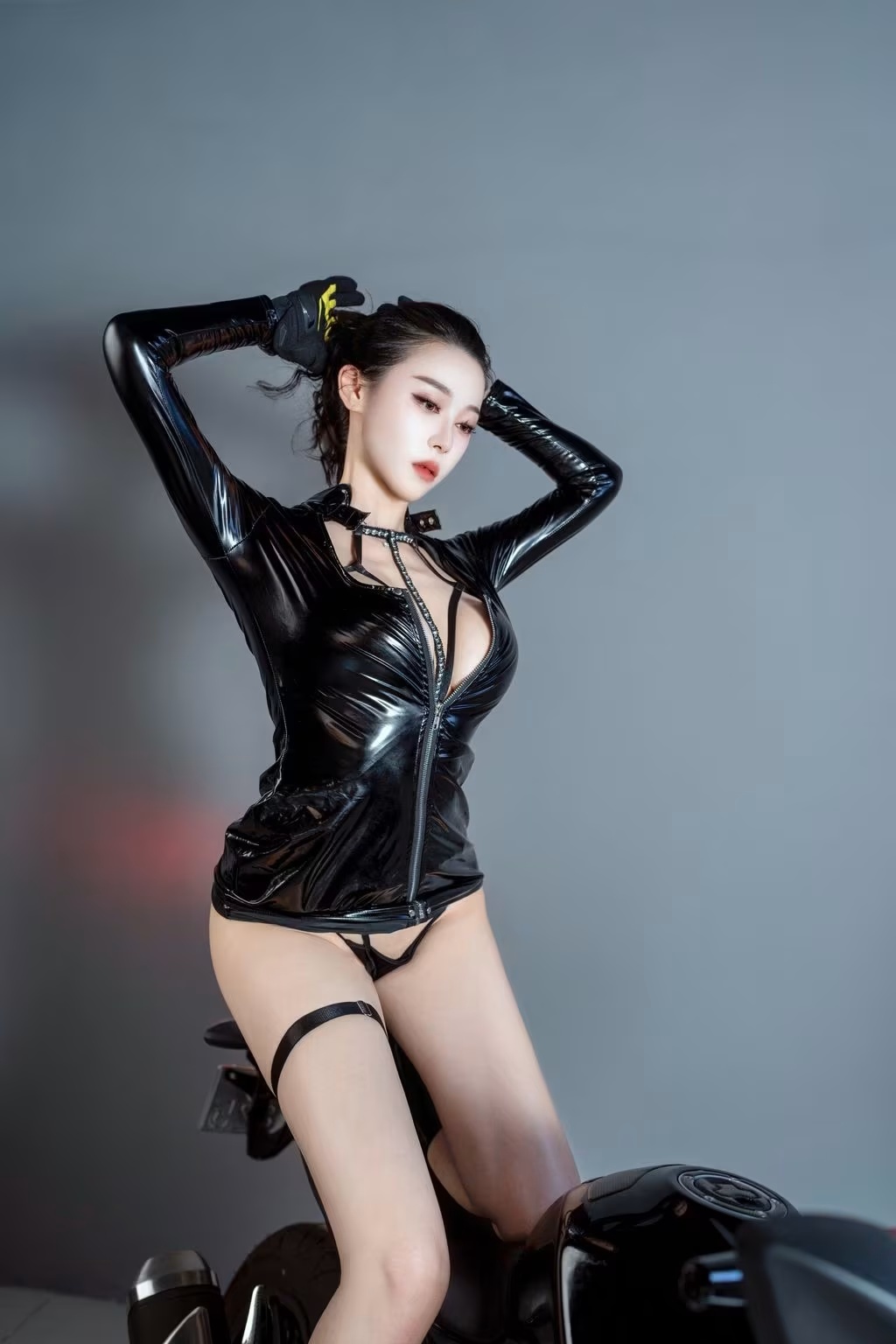 [內購無水印] 清妙： 秀人網模特 機車女郎 (80 photos) - ( Page 1 / 4 )(10)