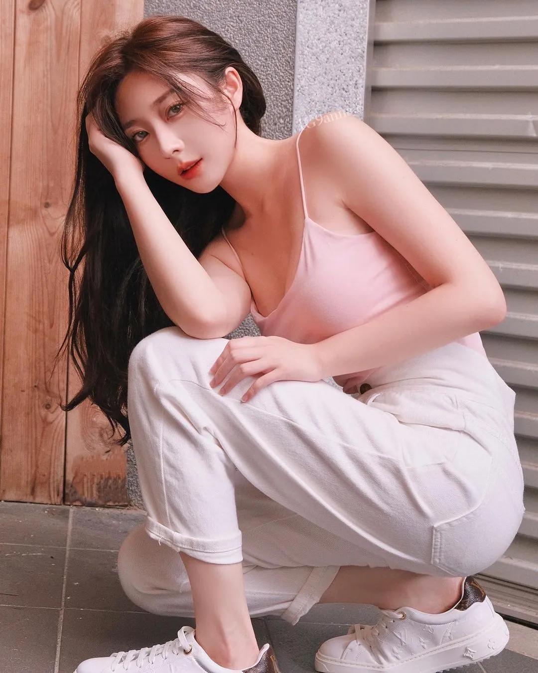 超凶长腿正妹的「惊人户外穿搭」！短上衣＋小裤裤根本藏不住「巨乳和美腿」！-小湿妹图(20)