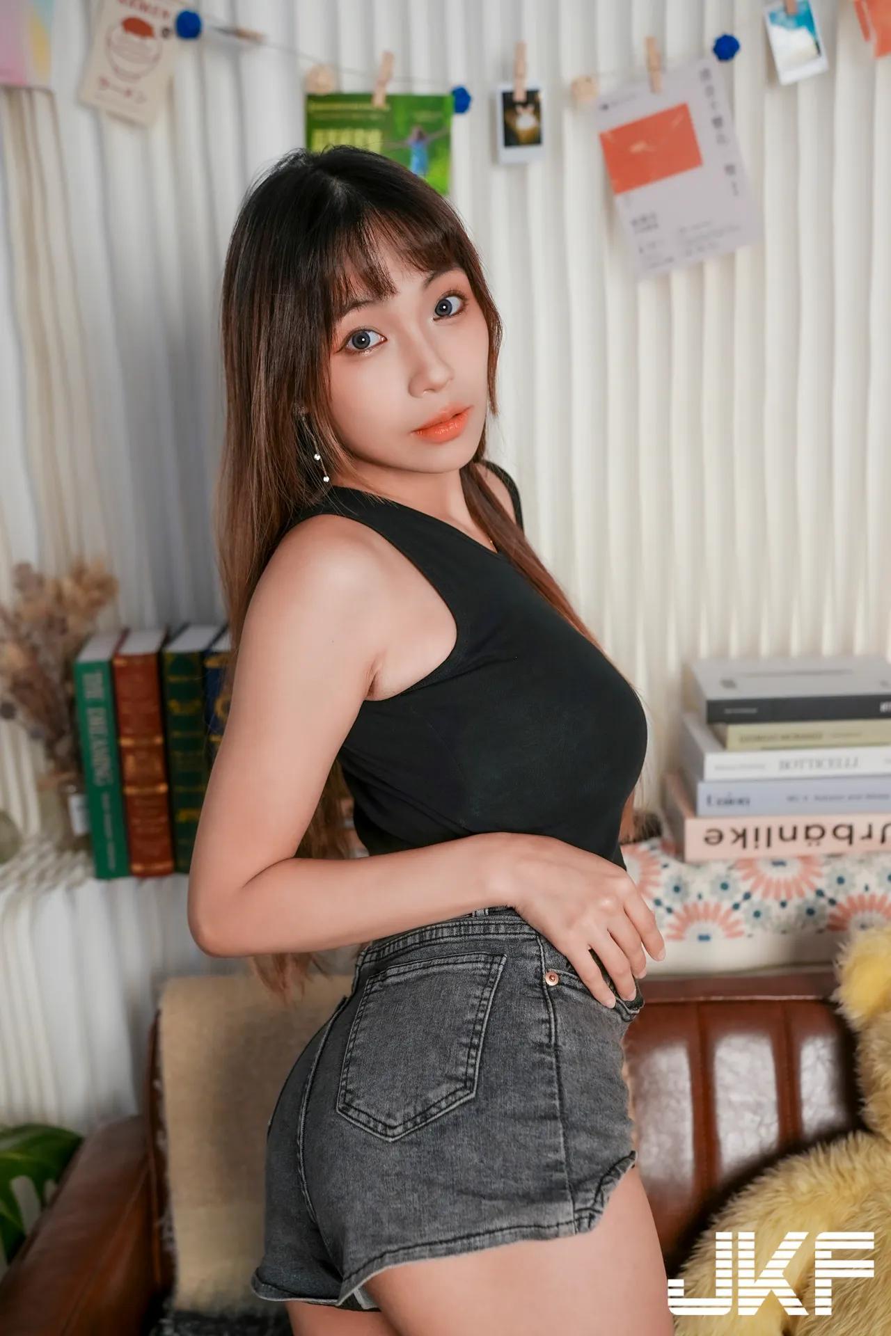 美腿正妹「安然」与你一起火辣作画，「光滑腿部线条」太勾人了！(58)