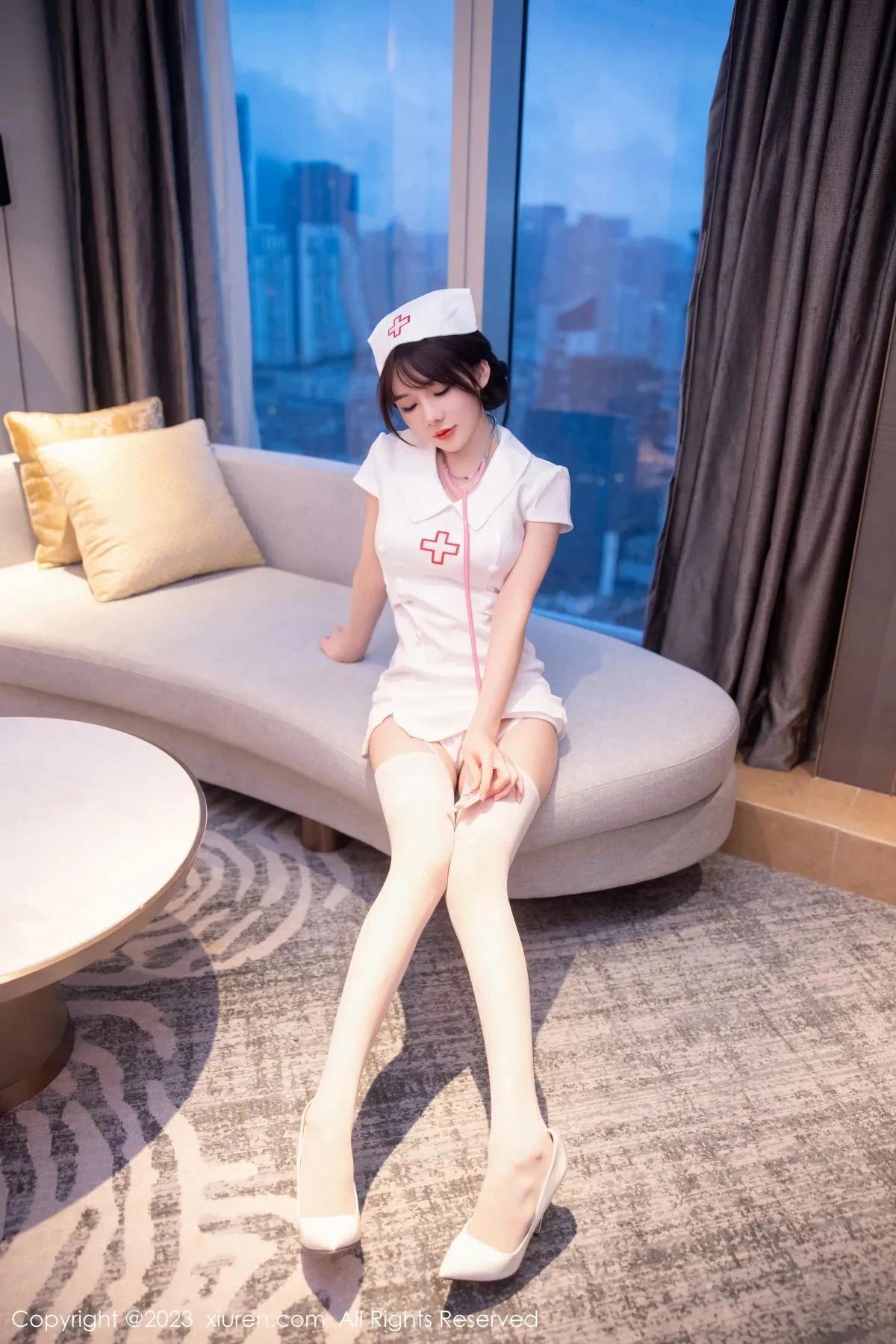 XiuRen第6221期_模特婠婠麼性感白色情趣護士服配白絲吊襪秀曼妙身姿絕美寫真81P(26)