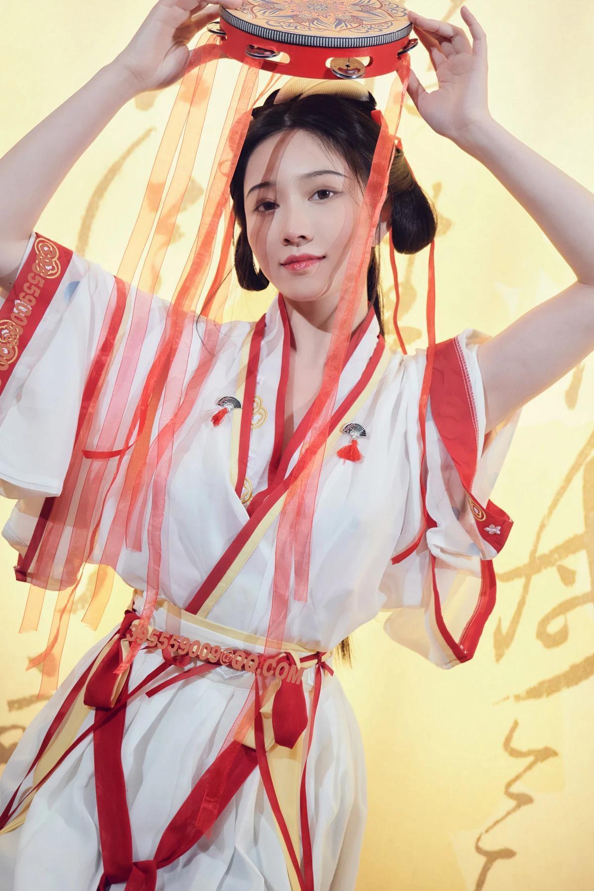 網絡美女年年Nnian如夢令主題性感古典漢服長衫半脫露豪乳遮點極致誘惑寫真32P(28)