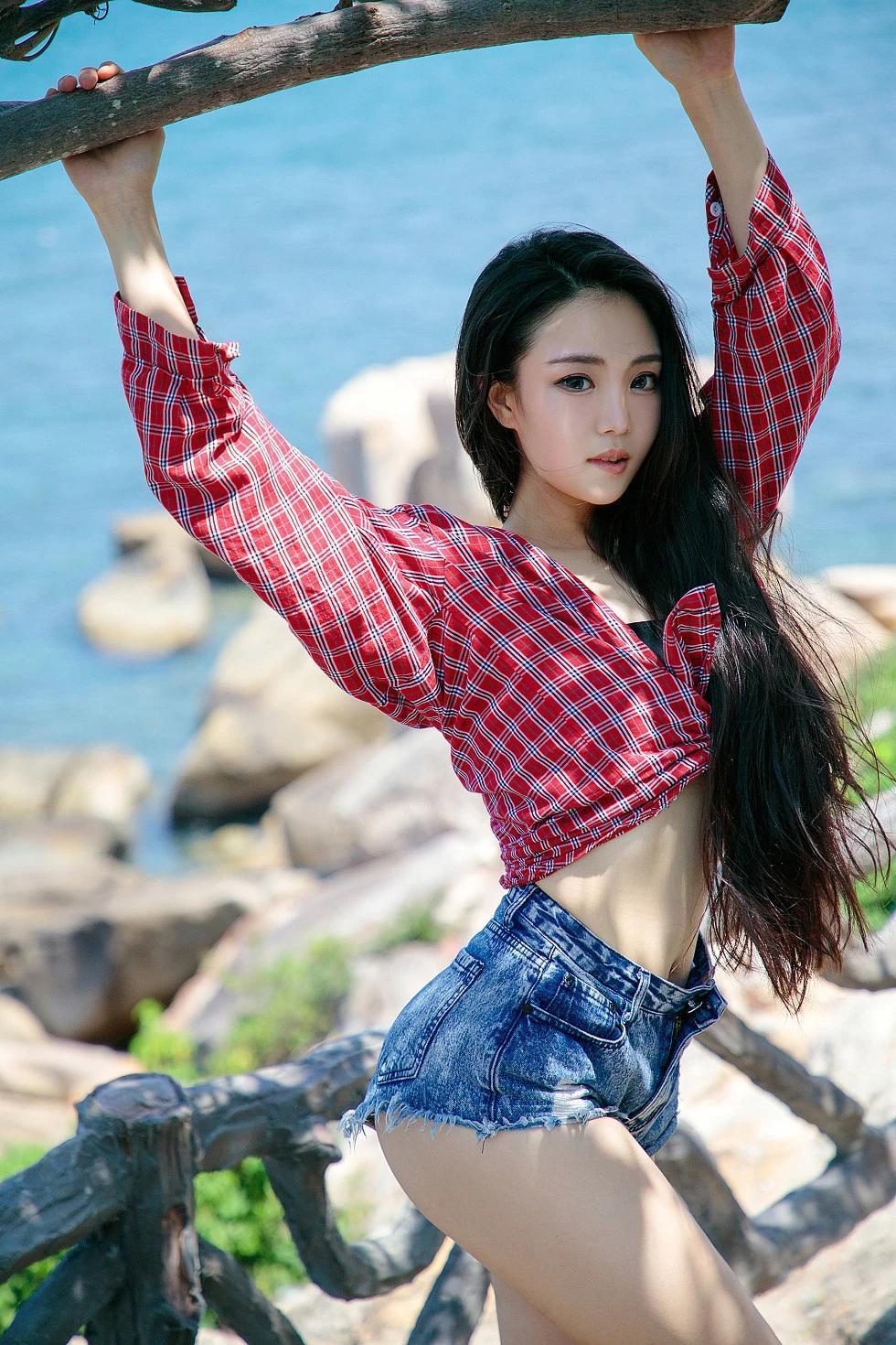 [Ugirls尤果網]U400_嫩模許文婷沙灘邊性感黑色比基尼秀完美身材靚麗迷人寫真65P(65)