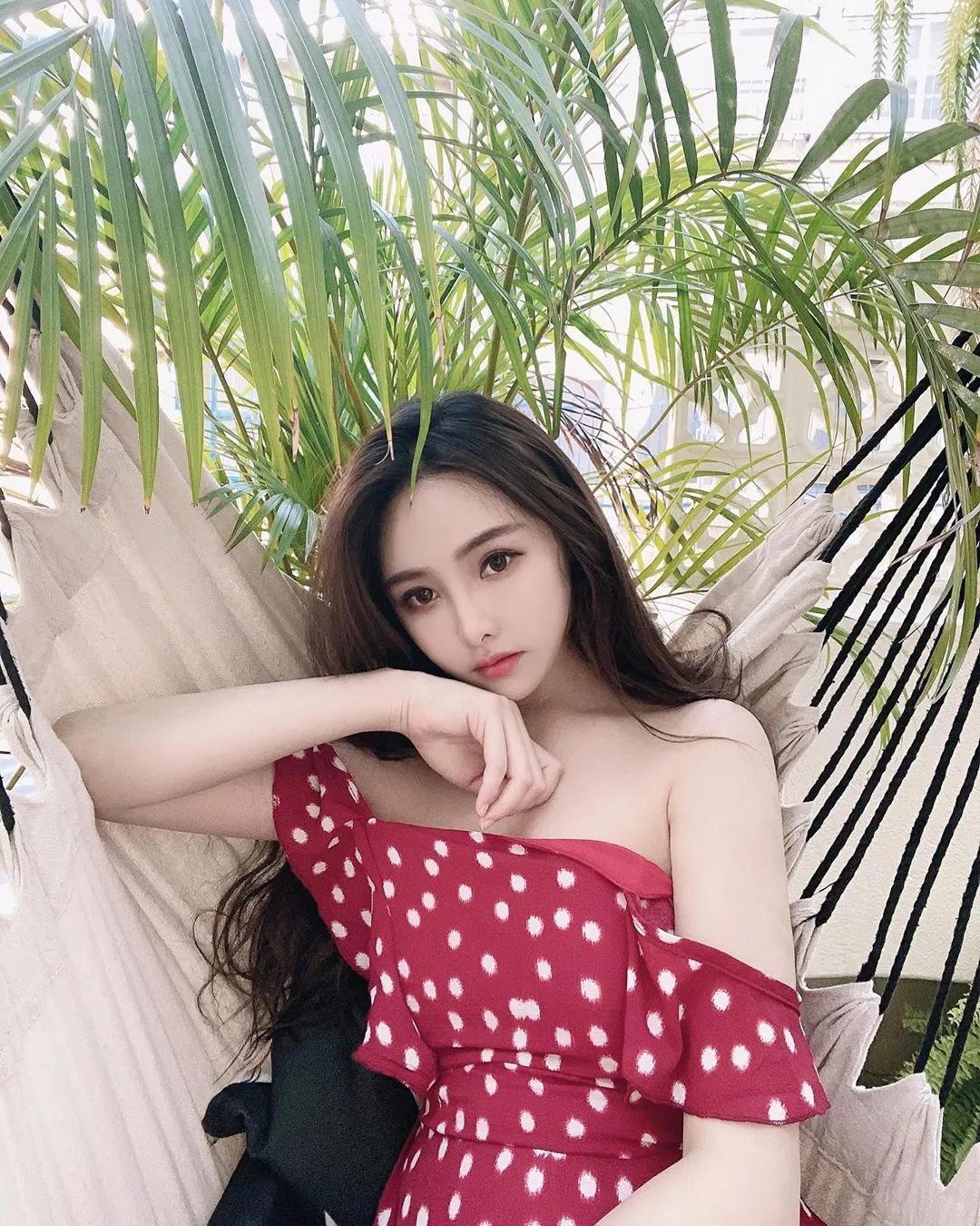 偲思 优质身材不只腿长美乳更是吸睛(2)