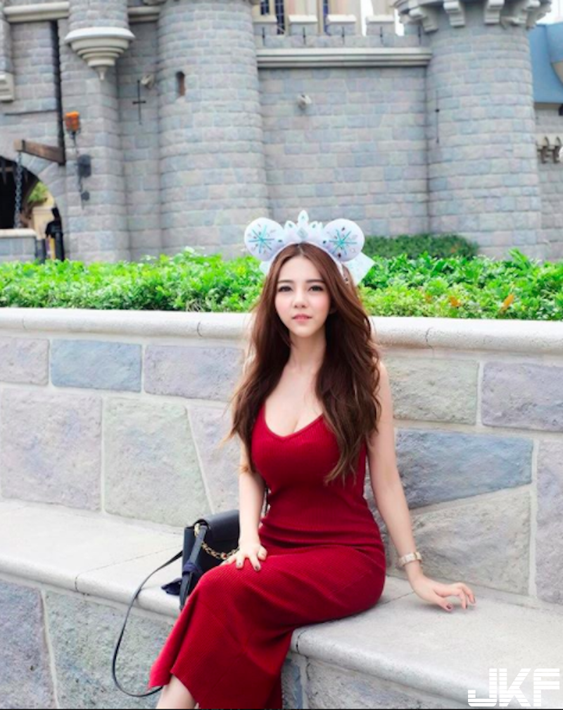 对面用餐「白嫩大奶妹」好可爱！下了泳池后「Ｓ曲线」火辣身材更诱人！-小湿妹图(25)