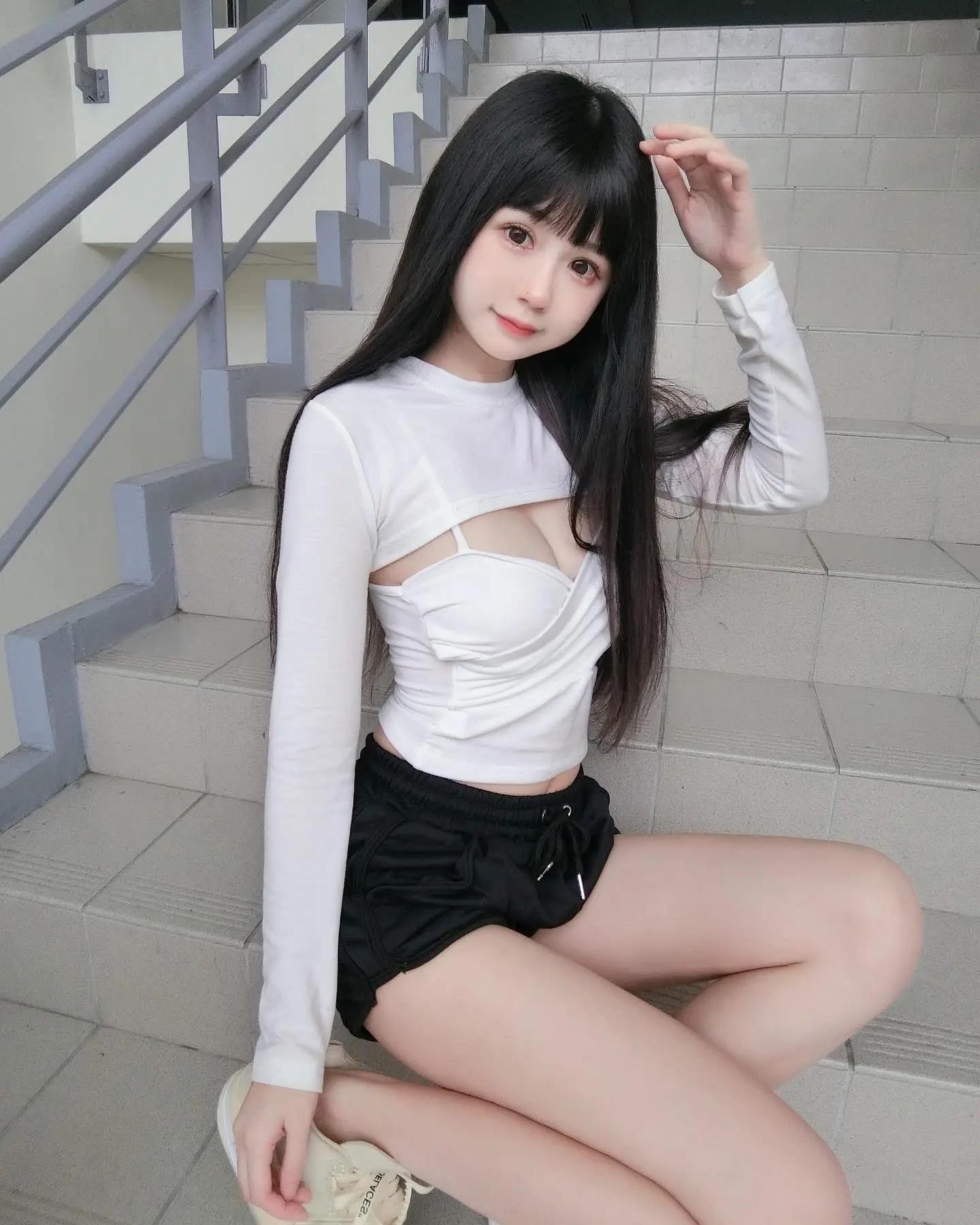 可爱大眼正妹「瑜瑜」低胸装太养眼！粉嘟嘟娃娃脸太甜美「雪白肉球」差点炸出！(7)