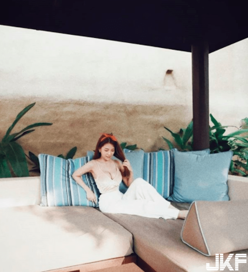 对面用餐「白嫩大奶妹」好可爱！下了泳池后「Ｓ曲线」火辣身材更诱人！-小湿妹图(14)