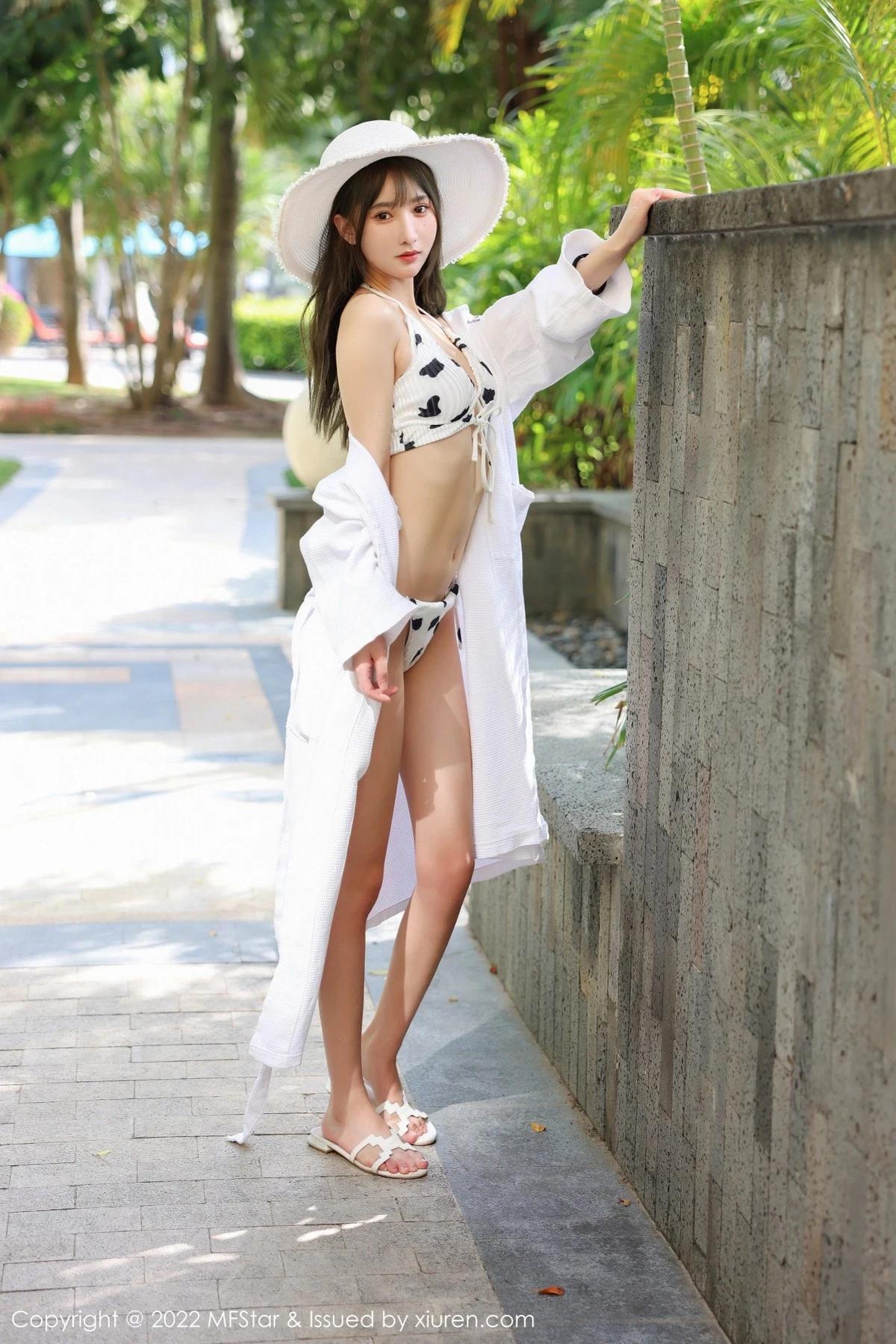 [MFStar模範學院]Vol.548_模特小果凍兒三亞旅拍性感白色泳衣半脫秀翹臀撩人誘惑寫真50P(20)