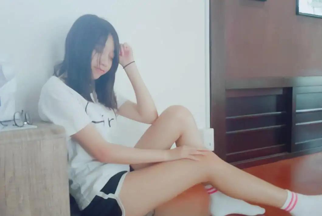 17岁青春肉体！现役女高中生「妤儿」雪白美腿超滑嫩　水手服+白袜组合无比邪恶啊(9)