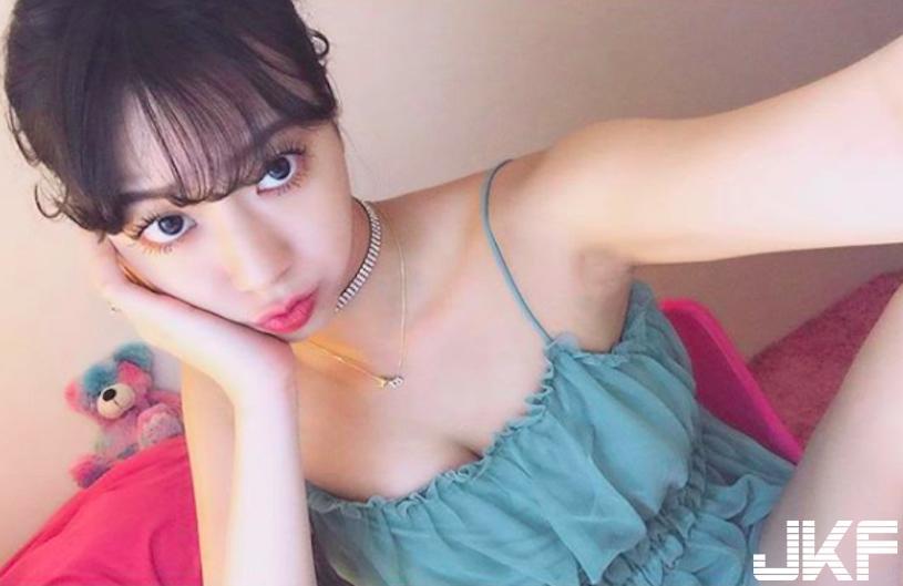 正妹「内衣线卡在深沟里」，超激长美腿引起暴动啦～(9)