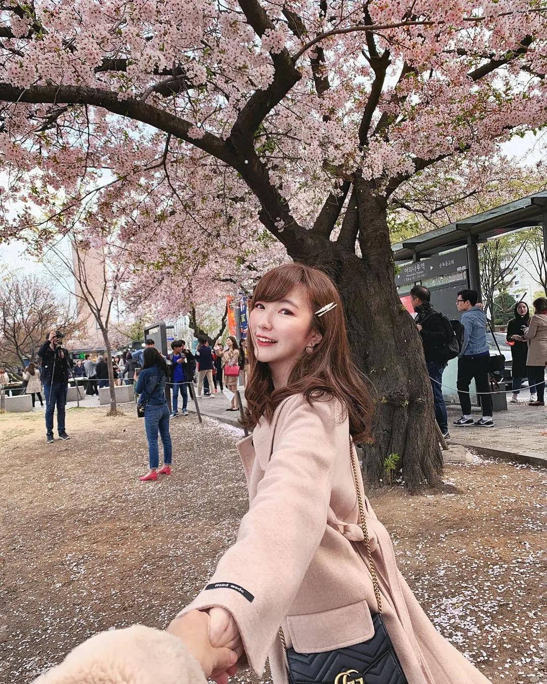 Emily 有著邻家女孩气息的清新正妹