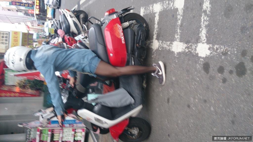 还是叮嘱大家骑车遵守规则勿闯红灯(18)