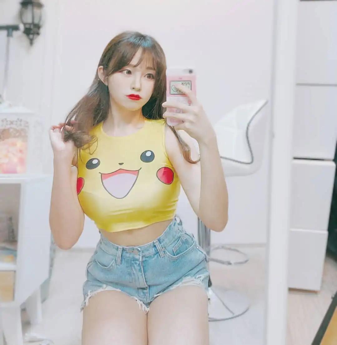 韩国甜美姐姐「김아영」胸前不科学肿胀　白嫩风景总是大方分享