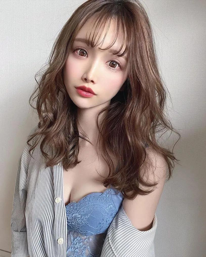 150小只马樱花妹「蓝色内衣太辣」，「性感香肩」露出魅力激增！-小湿妹图(4)