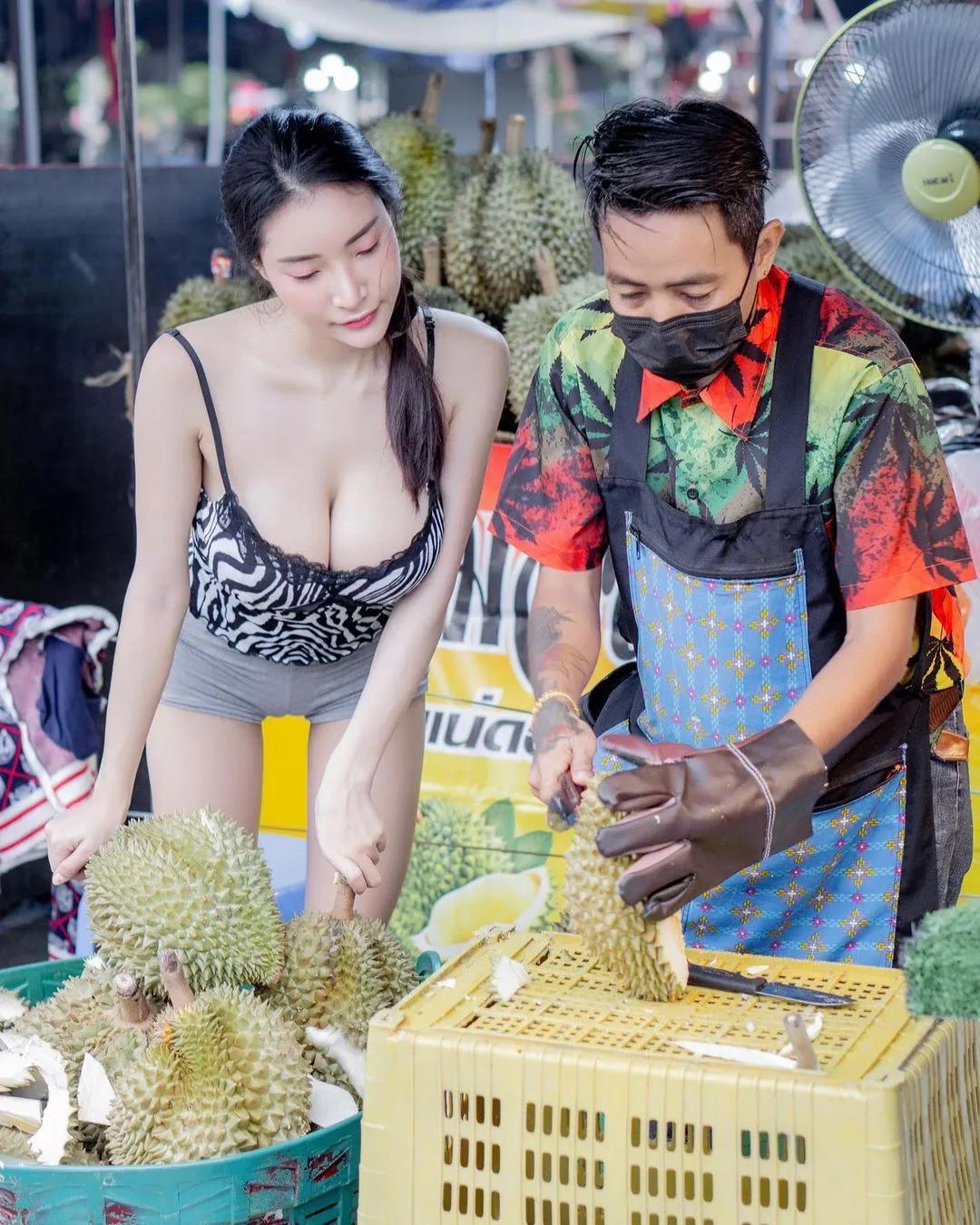 市集发现「榴莲老板娘」超胸身材引热议！完美车头灯视角超性感(3)