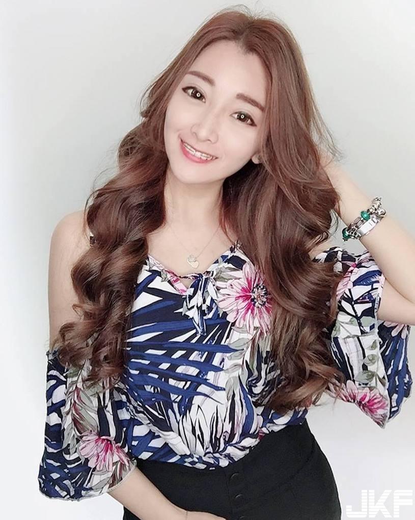 正妹小花接电话「曲线凶凶」，「邻家气息」让人好感度激升！-小湿妹图(11)