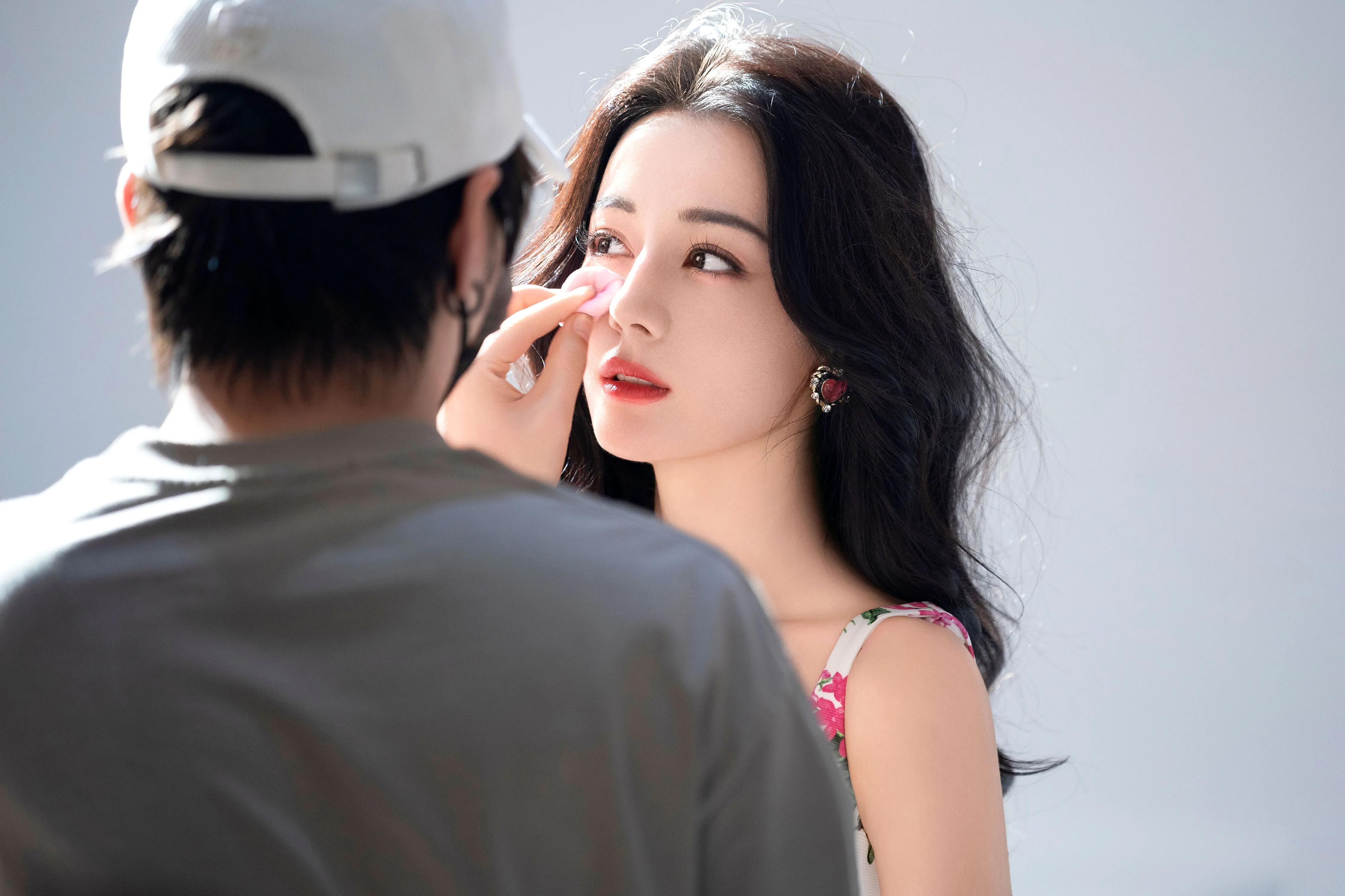 花瓣花裙花仙子—迪丽热巴[高清套图](1)